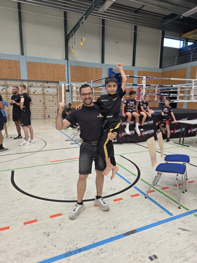 Trainer mit Wettkämpfer in der Halle