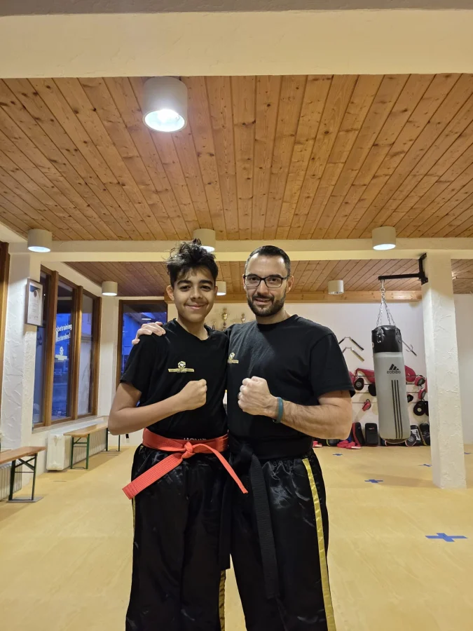 Trainer mit Schüler (Rotgurt)