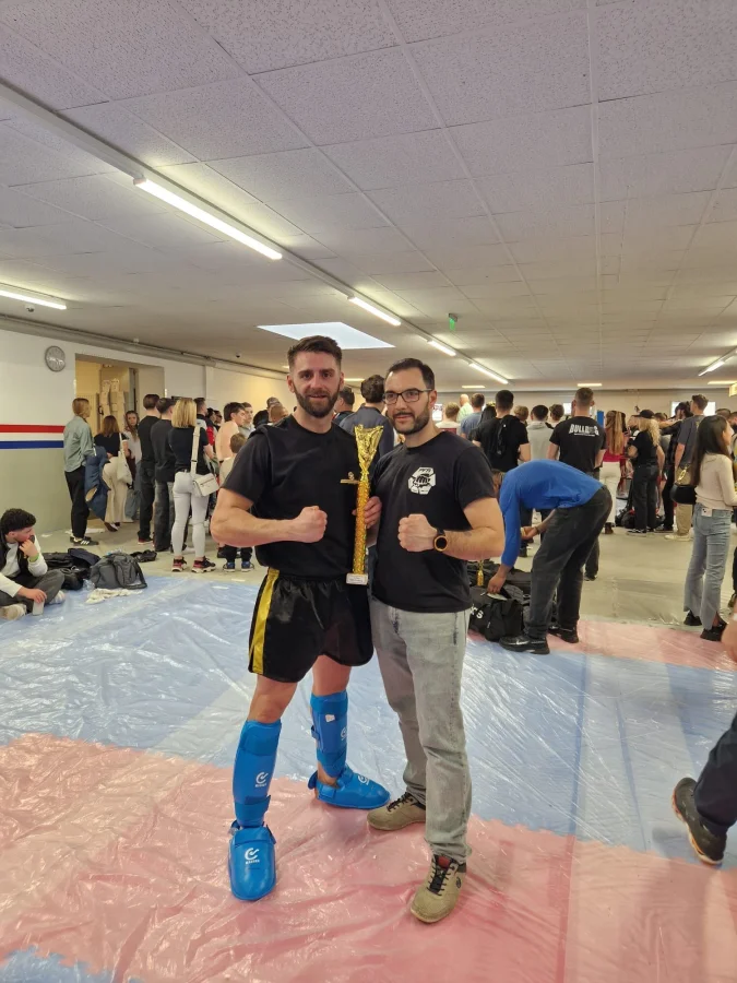 Trainer und Wettkämpfer mit Pokal