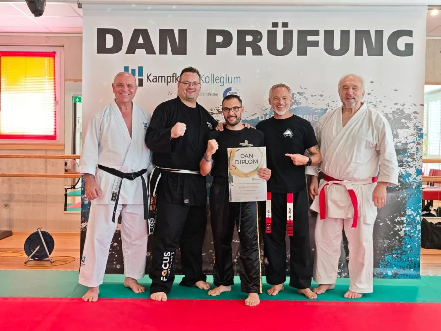 Dan-Prüfung beim Kampfkunst Kollegium