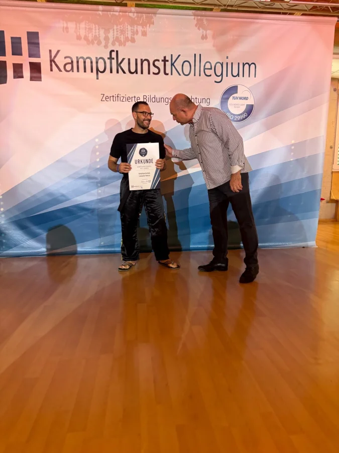 Übergabe des Dan-Diploms