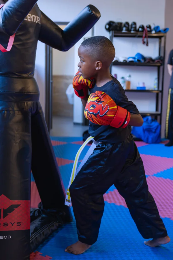 Kickbox Kids Minis am Boxdummy