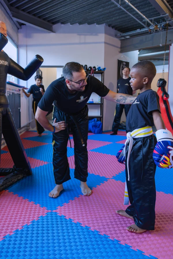 Trainer Leonardo mit Kind am Boxdummy