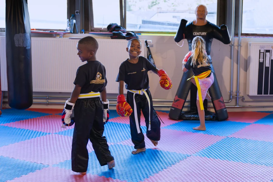 Kindertraining an den Boxdummys