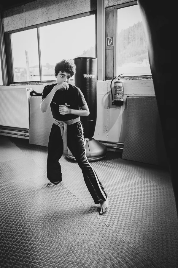 Kickboxerin am Fenster (schwarzweiß)