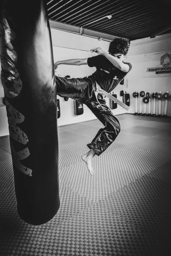 Sprungkick am Boxsack (schwarzweiß)