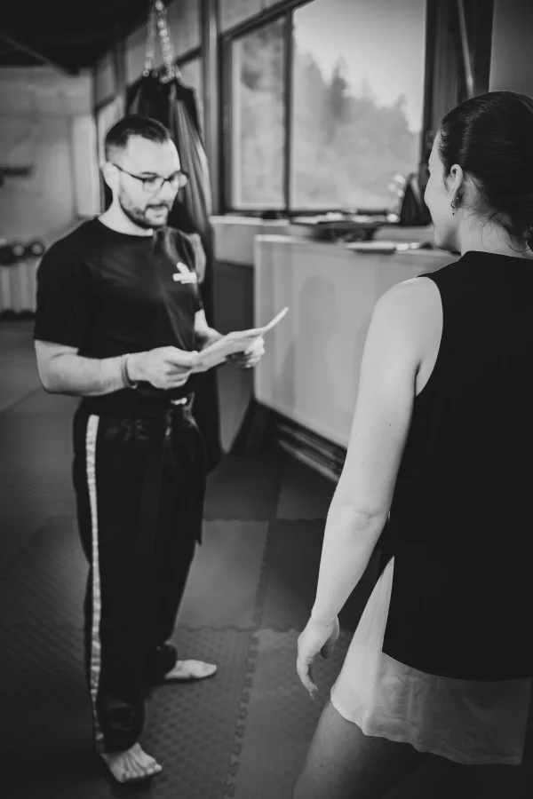 Trainer im Gespräch mit Schülerin (schwarzweiß)