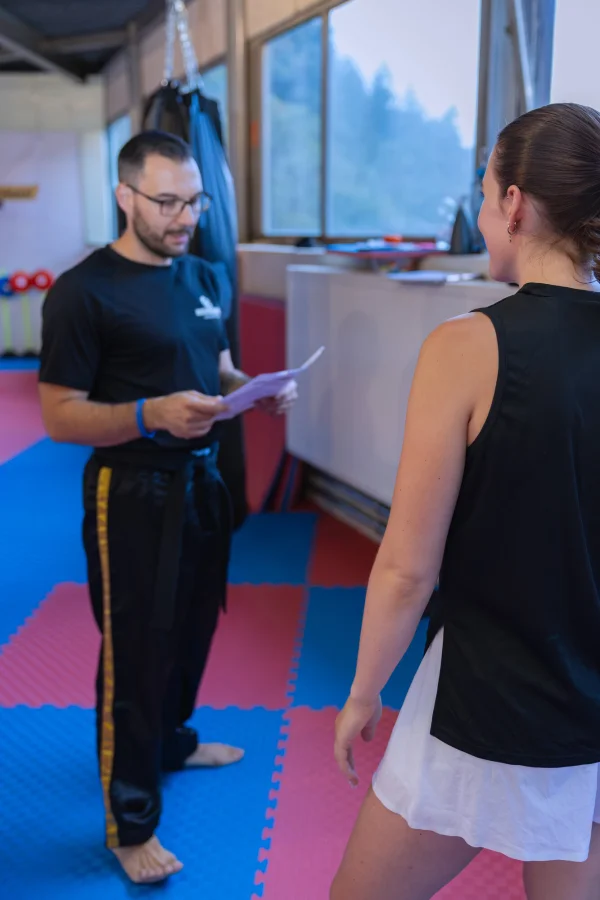 Trainer im Gespräch mit Schülerin