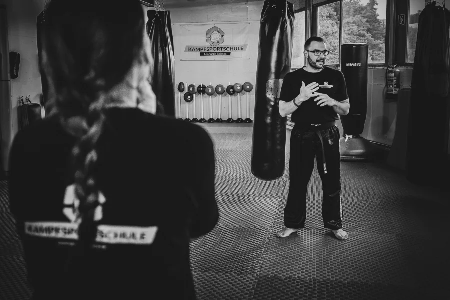 Trainer und Schülerin im Studio (schwarzweiß)