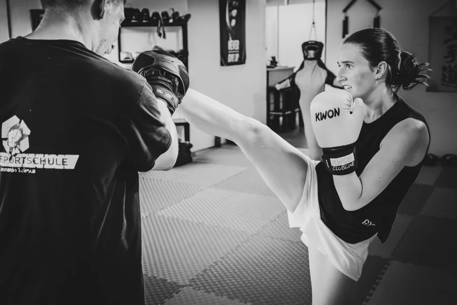 Highkick auf die Pratze (schwarzweiß)