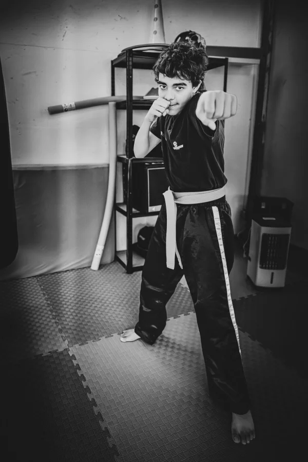 Kickboxerin in Kampfstellung (schwarzweiß)