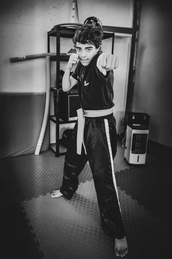 Kickboxerin mit Fäusten (schwarzweiß)