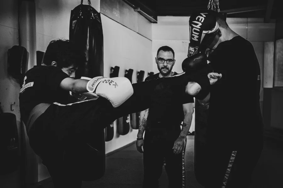 Boxtraining mit Handschuhen (schwarzweiß)