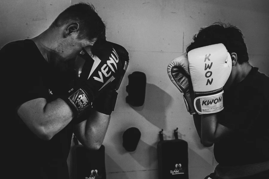 Zwei Boxer mit Handschuhen (schwarzweiß)