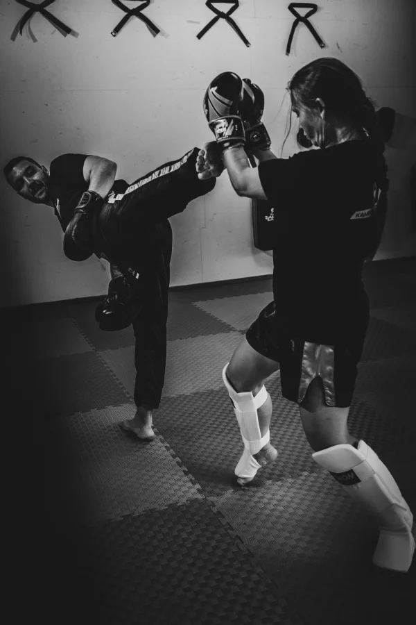 Highkick im Partnertraining (schwarzweiß)