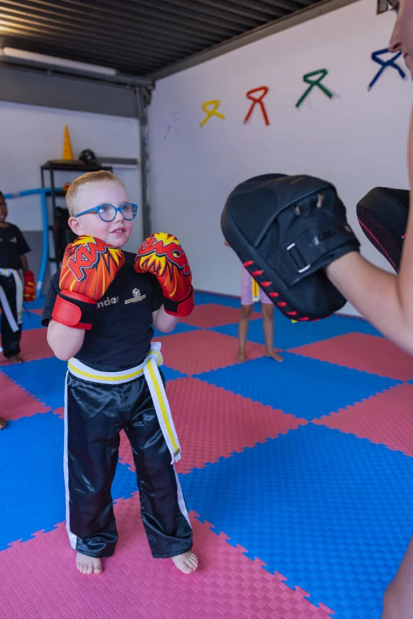 Kleiner Kickboxer an der Pratze