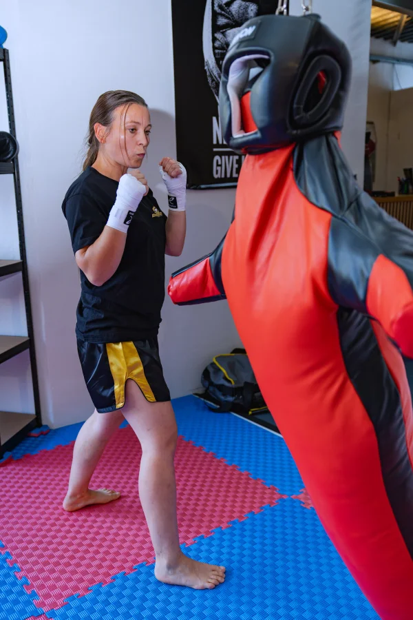 Kickboxerin am Boxdummy